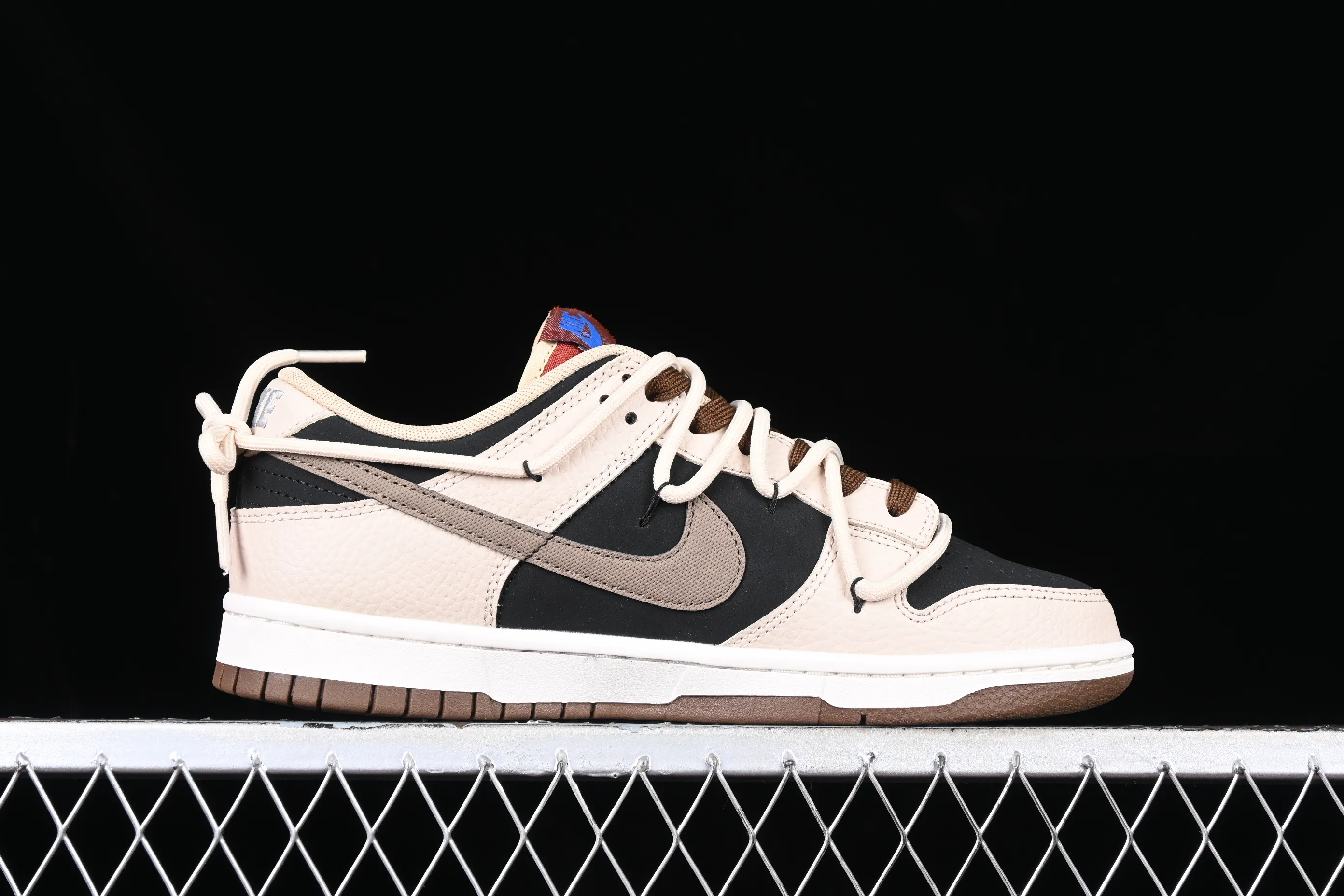 All Categories Nk SB Dunk Series Nk SB Dunk Low Low-top Sneakers Nk SB Dunk Low "Mars Stone" Mocha Brown SB Smashed Backboard Fashion Casual Sneakers DR9704-200